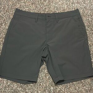 Men’s Untuckit traveler shorts size 32 waist with 9 inch inseam